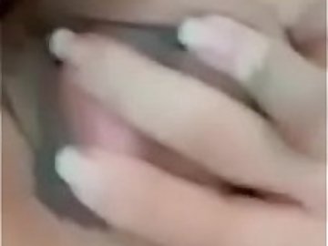 دختر ناناز ایرانی جلوی دوربین سینه هاشو میماله بعد با خیار ساک میزنه و کس نازشو انگشت میکنه با تایم خوب انجمن سکسی کون باز