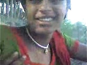 Bangladeshi Village Girl showing boobs boyfriend outdoor - Wowmoyback