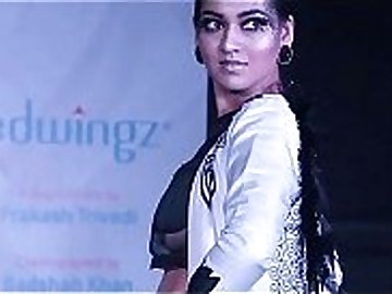 Unknown model - Cleavage show - Redwingz Fashion Fervent