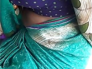 hot Telugu aunty showing boob'_s in auto