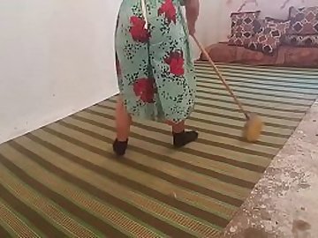 عربية تستعرض موخرتها خلال ترتيب المنزل