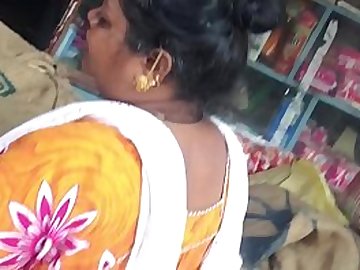 Upskirt of Tamil muslim aunty in knighty