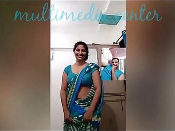 Hot Desi aunty saree navel show