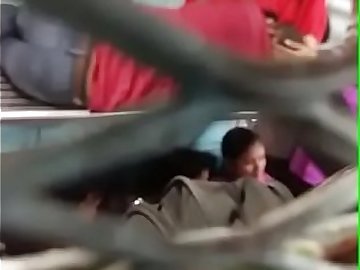 desi girl smooches his boyfriend in train