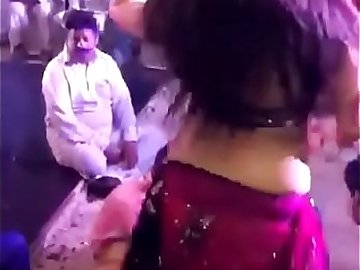 Bade boobs waali ladki ka dance