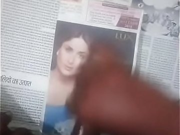 Cumtribut in Kareena face with audio