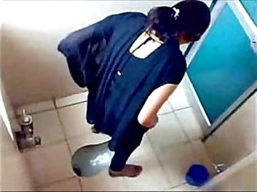 3 College Girls Pissin in Toilet of Famous Mumbai College