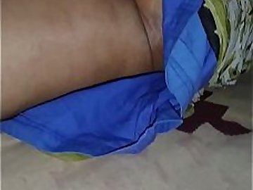 Mature indian aunty sleeping with no panties under saree